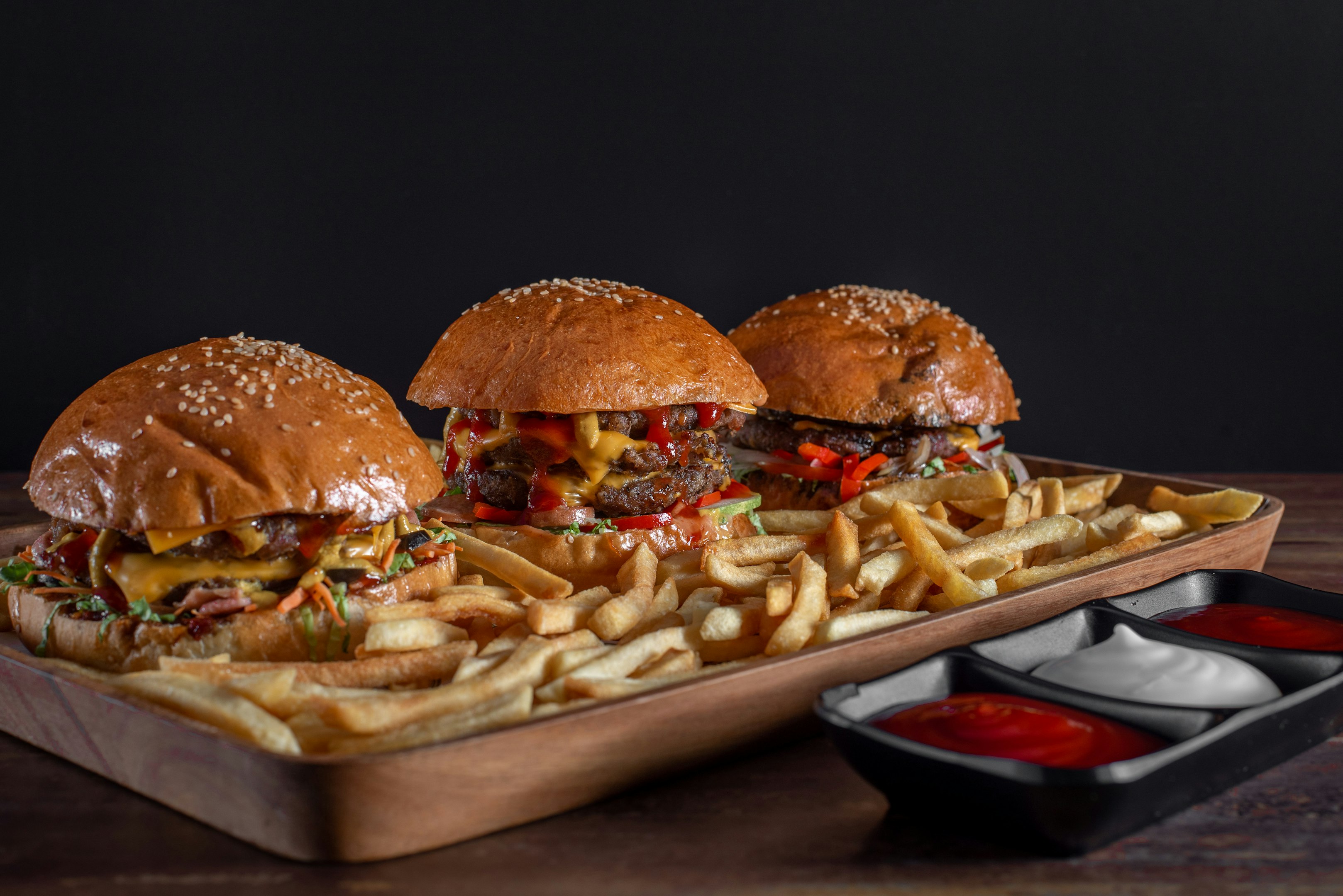 hamburguesa con empanada y lechuga