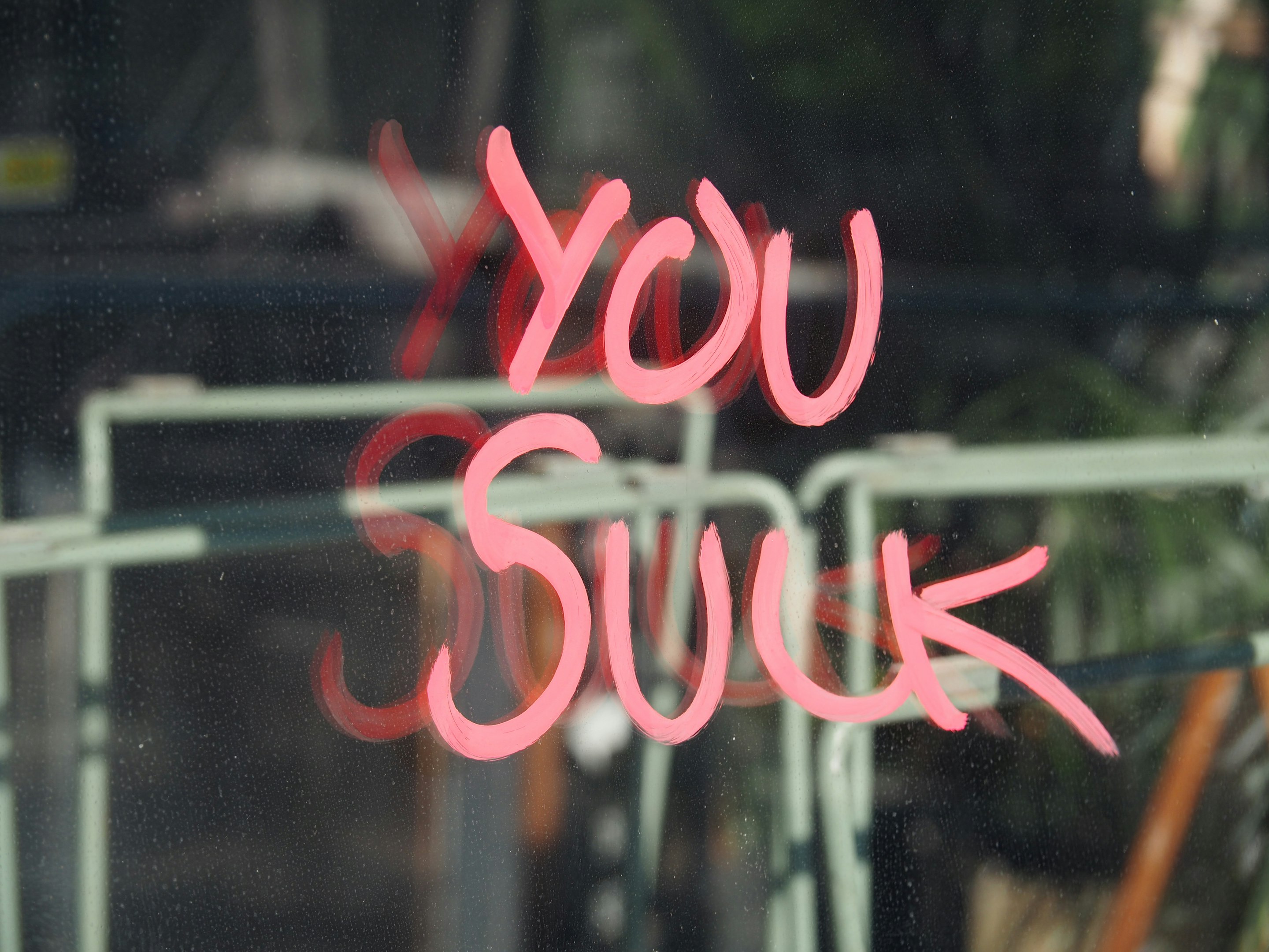 señalización de luz de neón roja que dice te amo