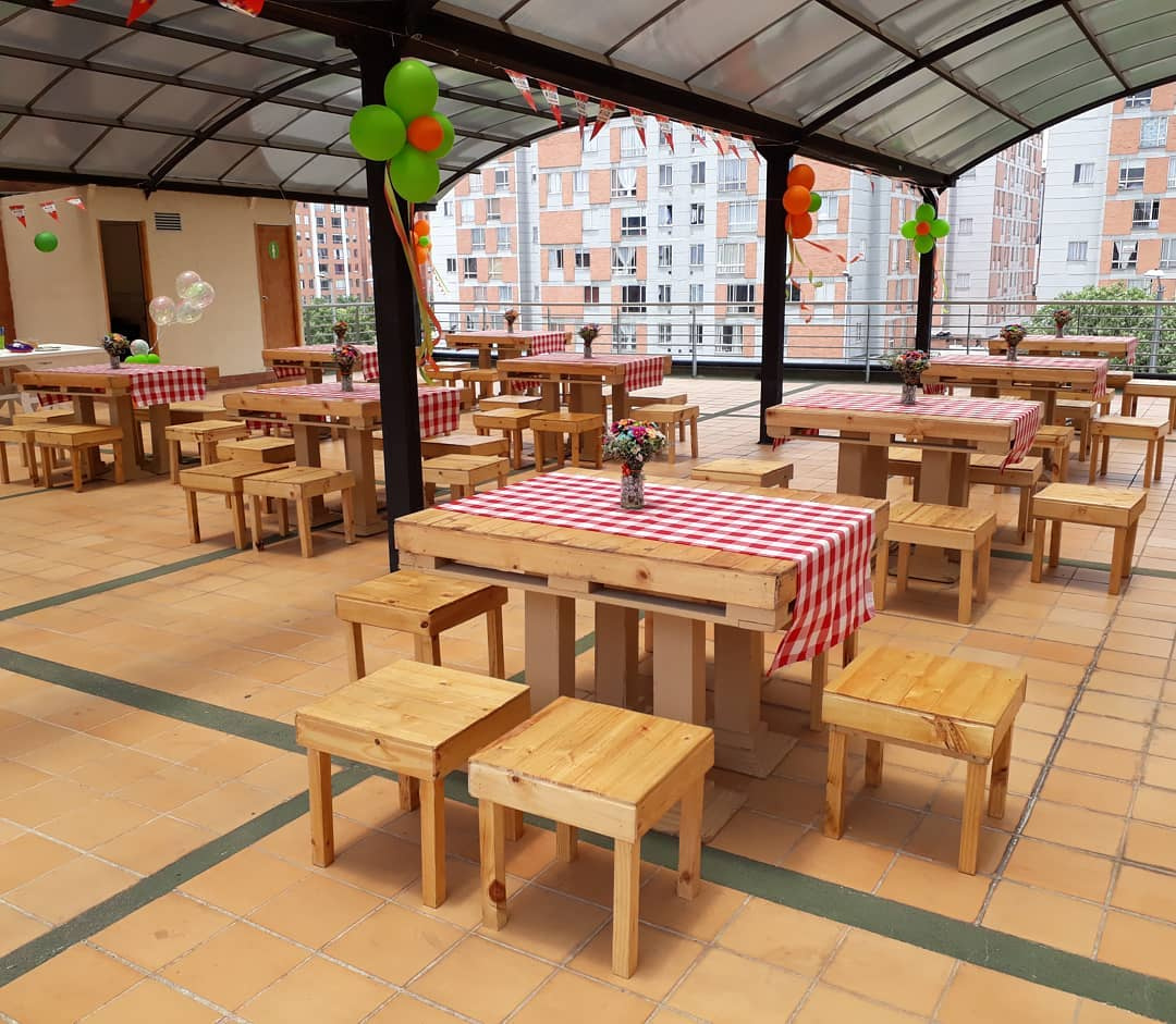 Picnic Alta + 8 Bancas+1 Camino de Mesa
1mx1.17m
$ 90.00