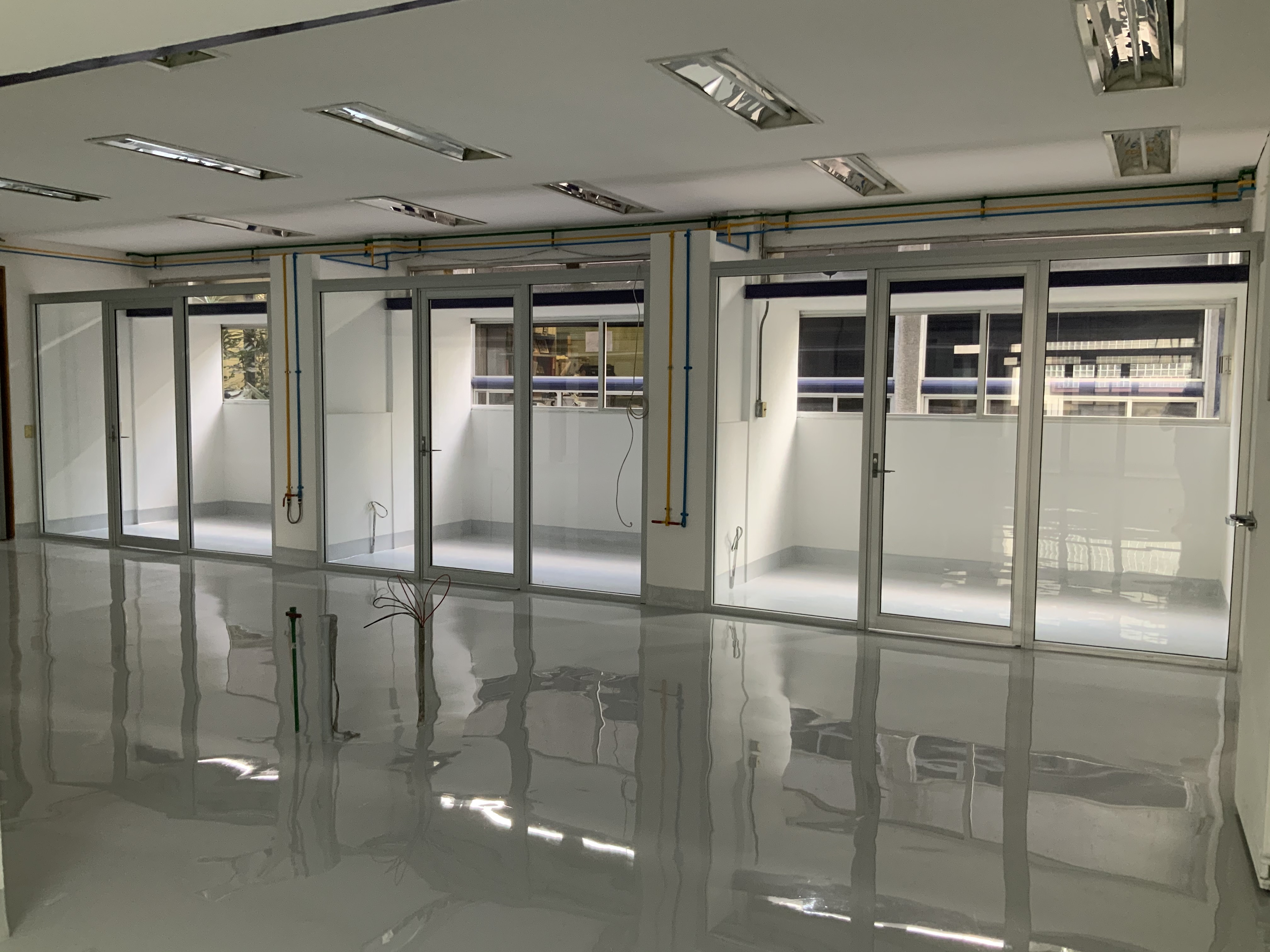 Canceleria de aluminio natural y cristal en Hospital de Nutrición, San Fernando, CDMX.