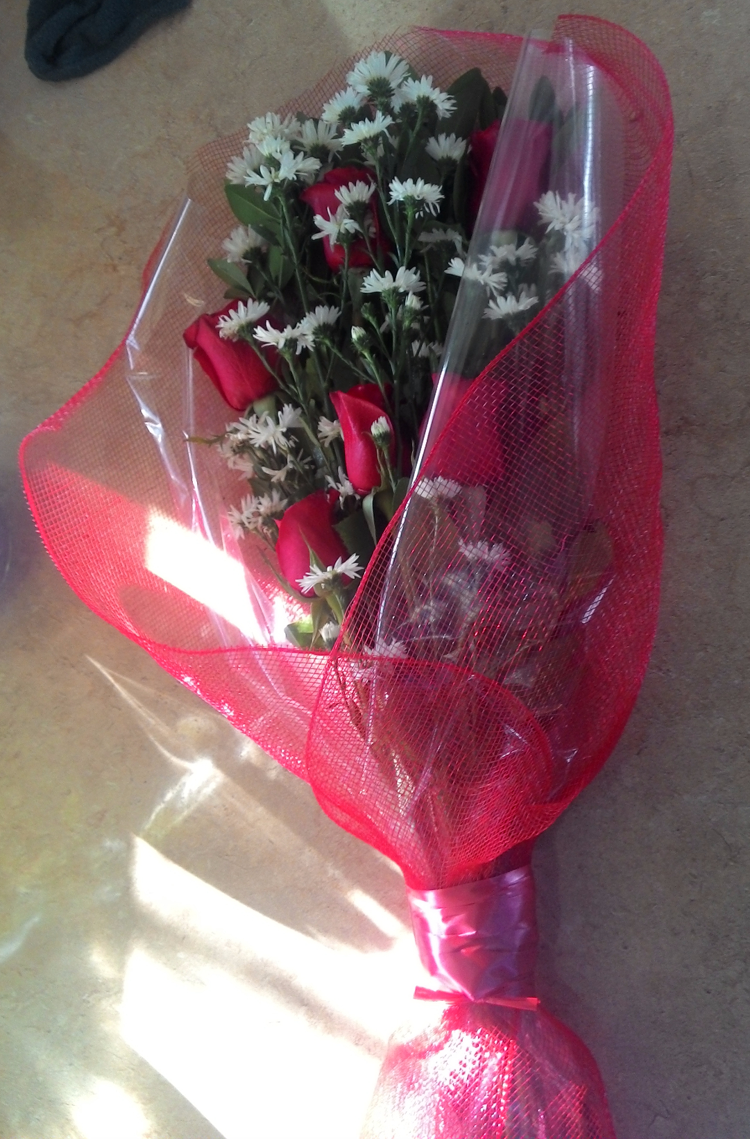 Ramo de 6 rosas.
$350