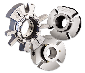 Sala de estar moderna con grandes ventanales, sofá gris, y decoración minimalista junto a una piscina exterior y coche estacionado.