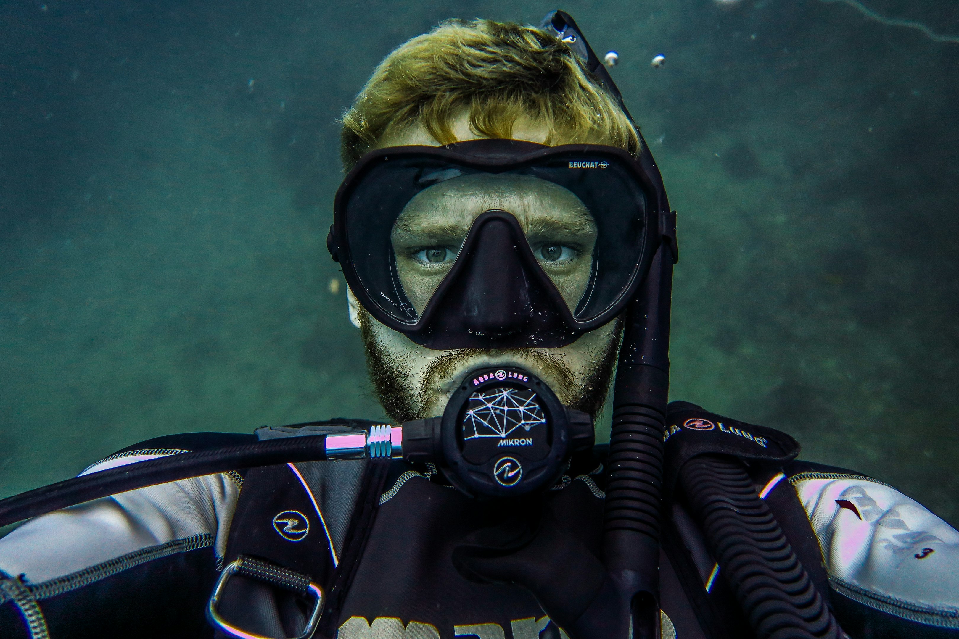 persona tomando selfie bajo el agua
