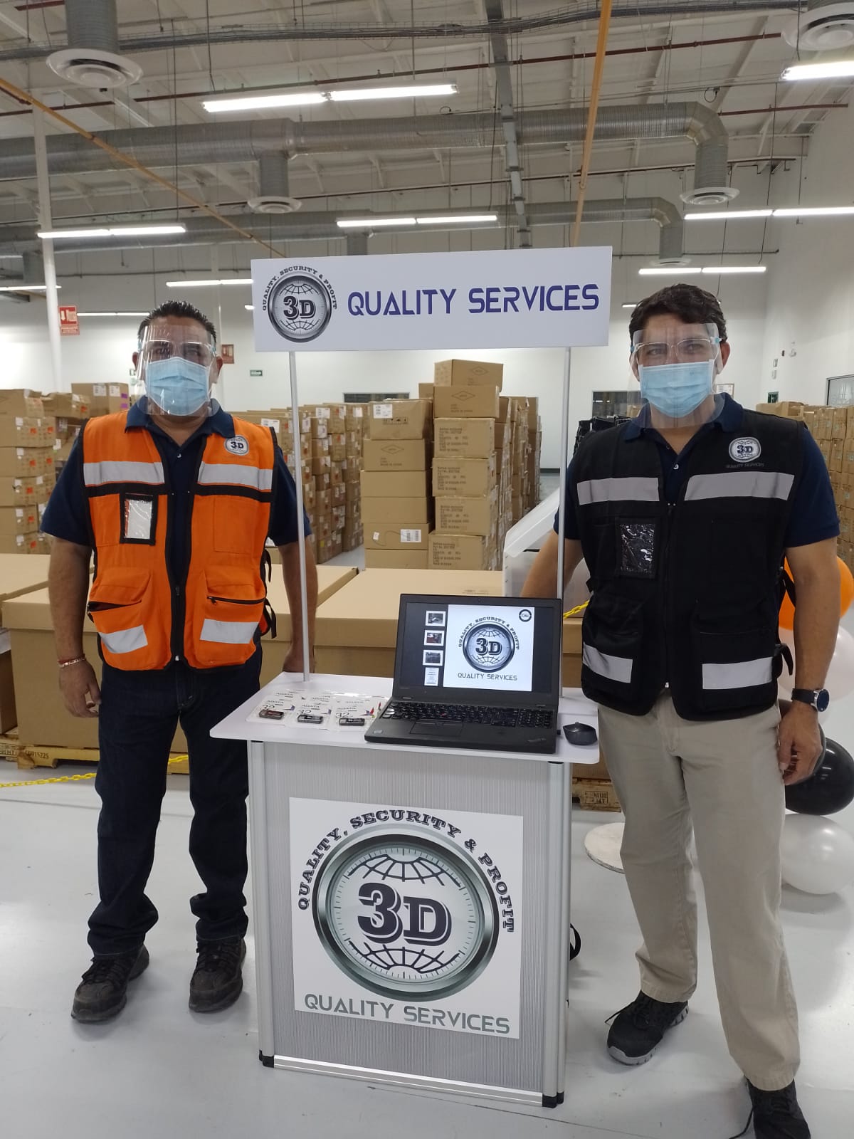 Técnicos ensamblan piezas metálicas de precisión en laboratorio industrial moderno con herramientas y equipos especializados