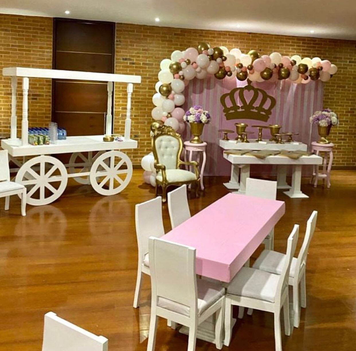 Mesa Para 6 Niños tapizada +
6 sillas napoleón
Alquiler $92.000
MEDIDA
55CM ANCHO
1.50M LARGO