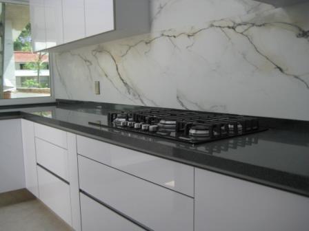 Instalar lambrín en Mármol Natural y cubierta en Granito.