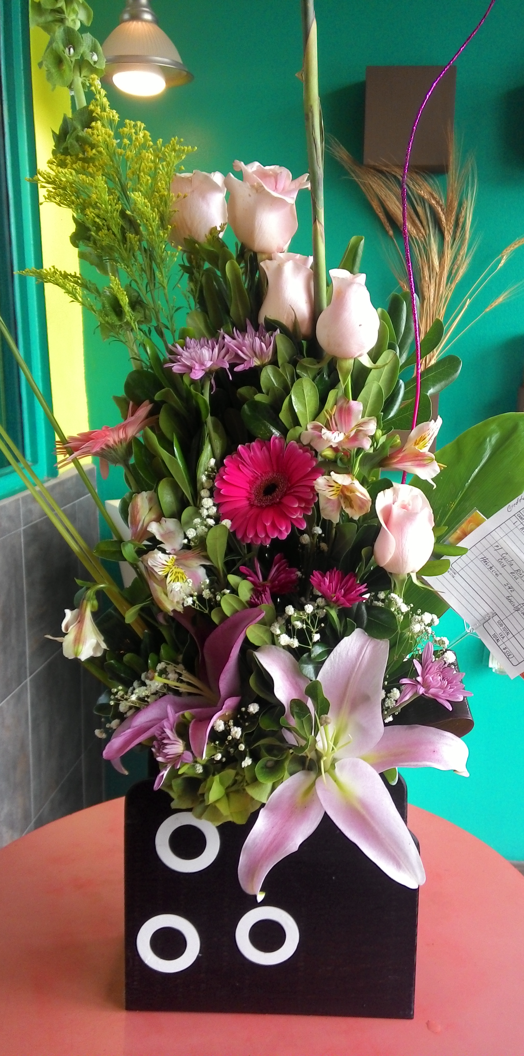 Arreglo A44 con rosa color rosa, gerbera y lilies.
$900