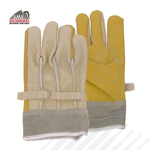 ELECTRICISTA
Categoría: Manejo de maquinaria y herramientas
Fabricado con: Piel y carnaza
Descripción: Tamaño estándar, material en la palma y pulgar compuesto de piel de res (vacuno) grueso 1.2/1.3 mm de espesor con ajuste de plástico (dieléctrico) y en el dorso de la mano: piel grabada res con puño de carnaza al grueso 1.3/1.4 mm Ideal para trabajos donde se requiera maniobrar con algún tipo de herramienta de mano.