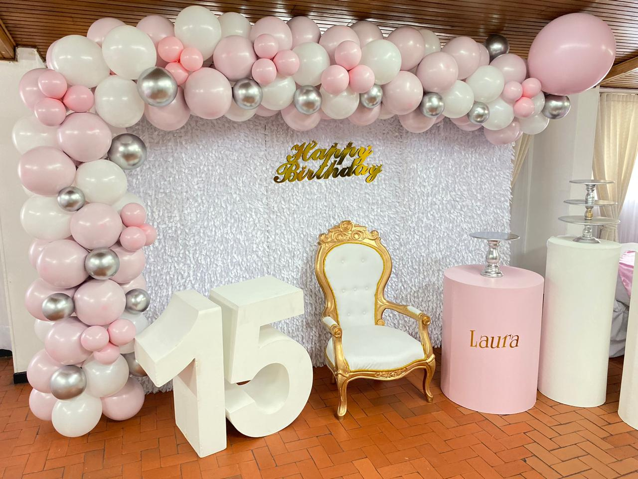 Altura 2.20m x 1.04m
Tapizado de Pétalos Blanco
$ 80.000
Precio unitario por modulo
Imagen Referencial de 3 módulos