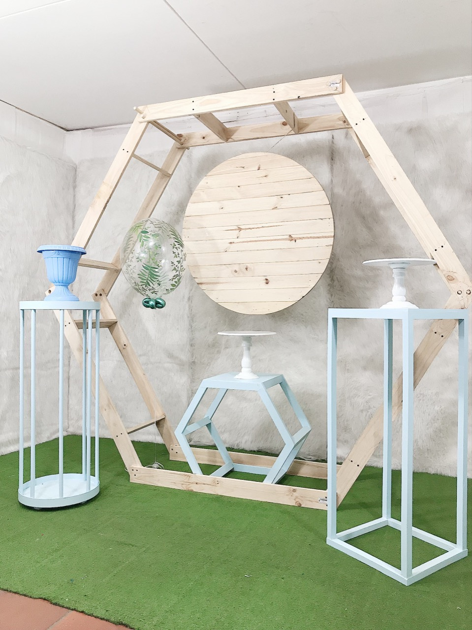 Estructura Hexagonal
Manejamos en 
(Color Blanco y Color Madera)
$150.000 Alquiler 
2.47cm Ancho
2.20m Alto
50cm Profunidad