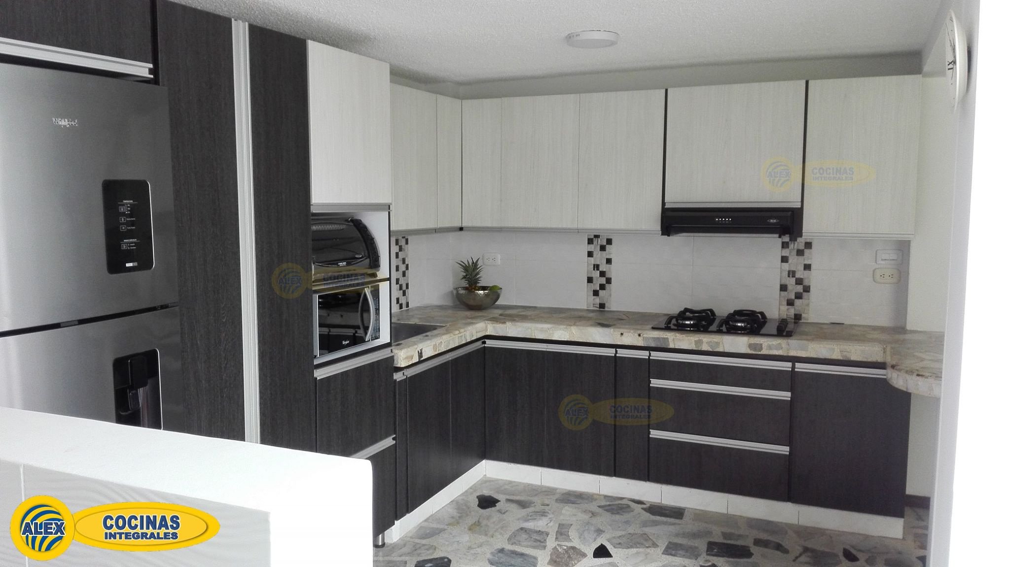 Cocina en L colores Volcano y Glacial con manija perfil aluminio