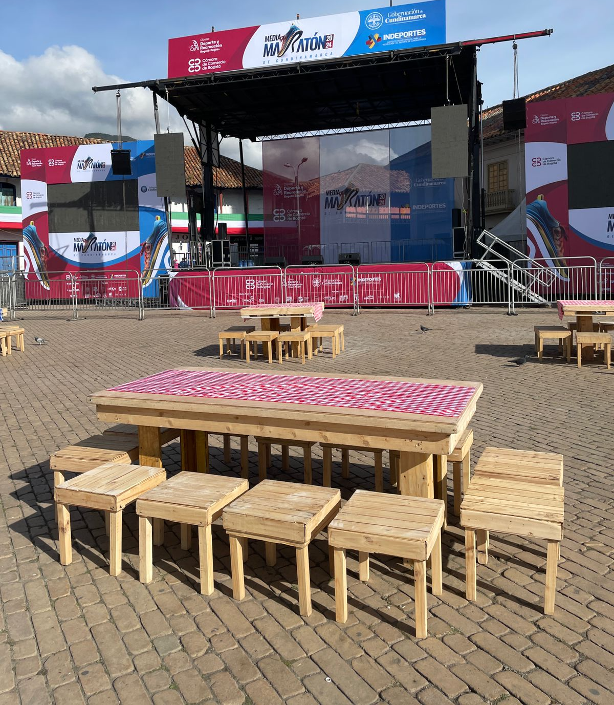 Rectangular Color Natural
Con 10 Bancas Color Natural
2.20X1m
$ 160.000