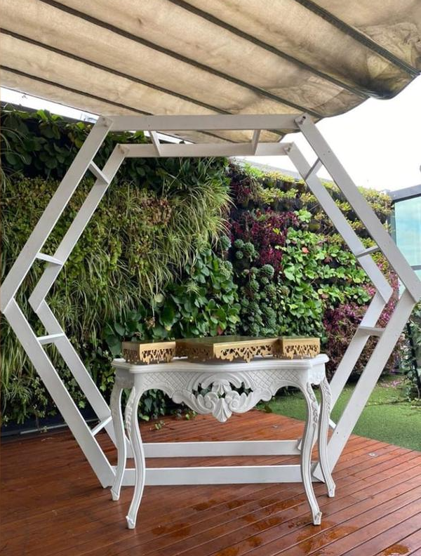 Estructura Hexagonal
Manejamos en 
(Color Blanco y Color Madera)
$150.000 Alquiler 
2.47cm Ancho
2.20m Alto
50cm Profunidad