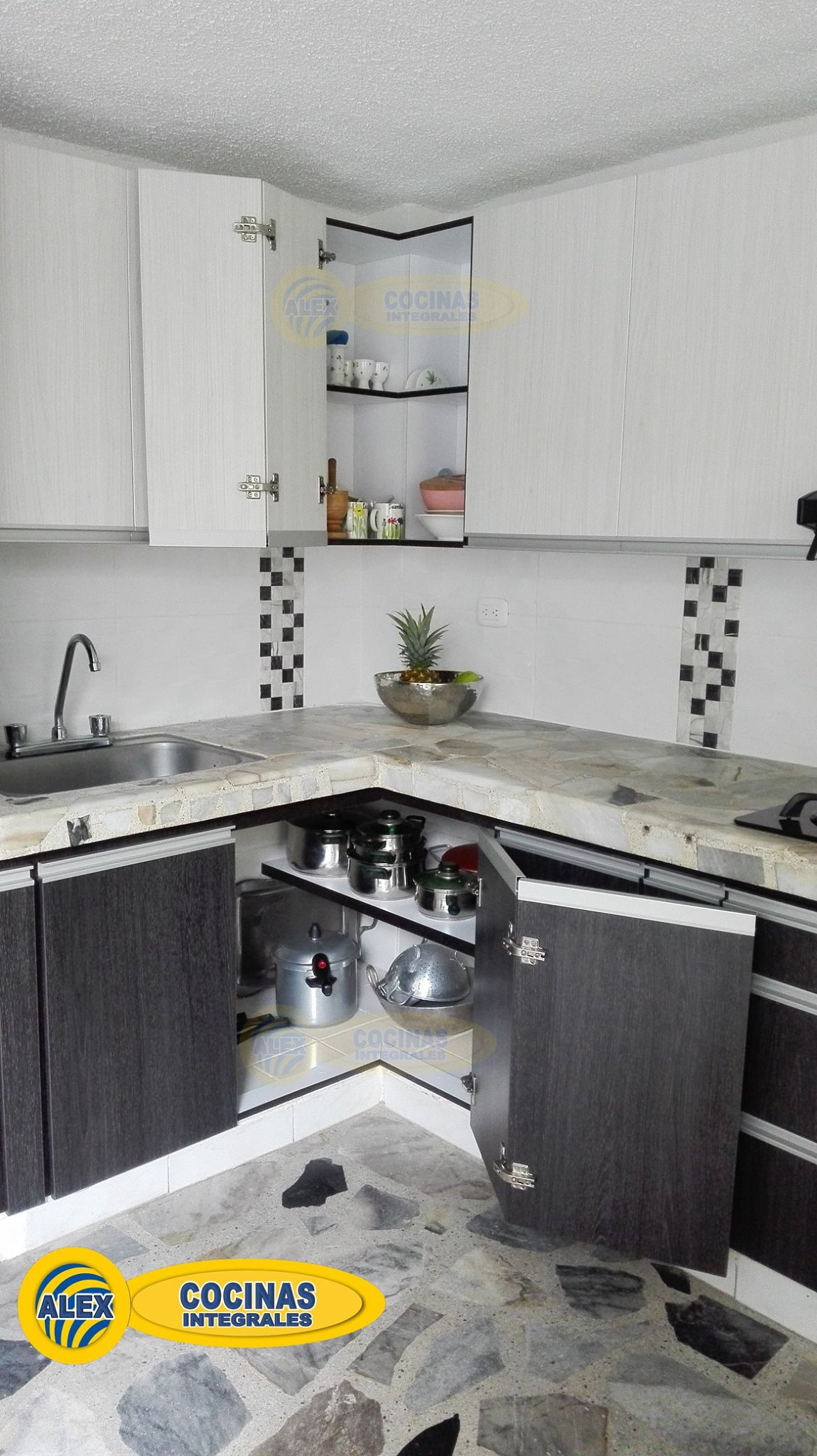 Cocina en L colores Volcano y Glacial con manija perfil aluminio