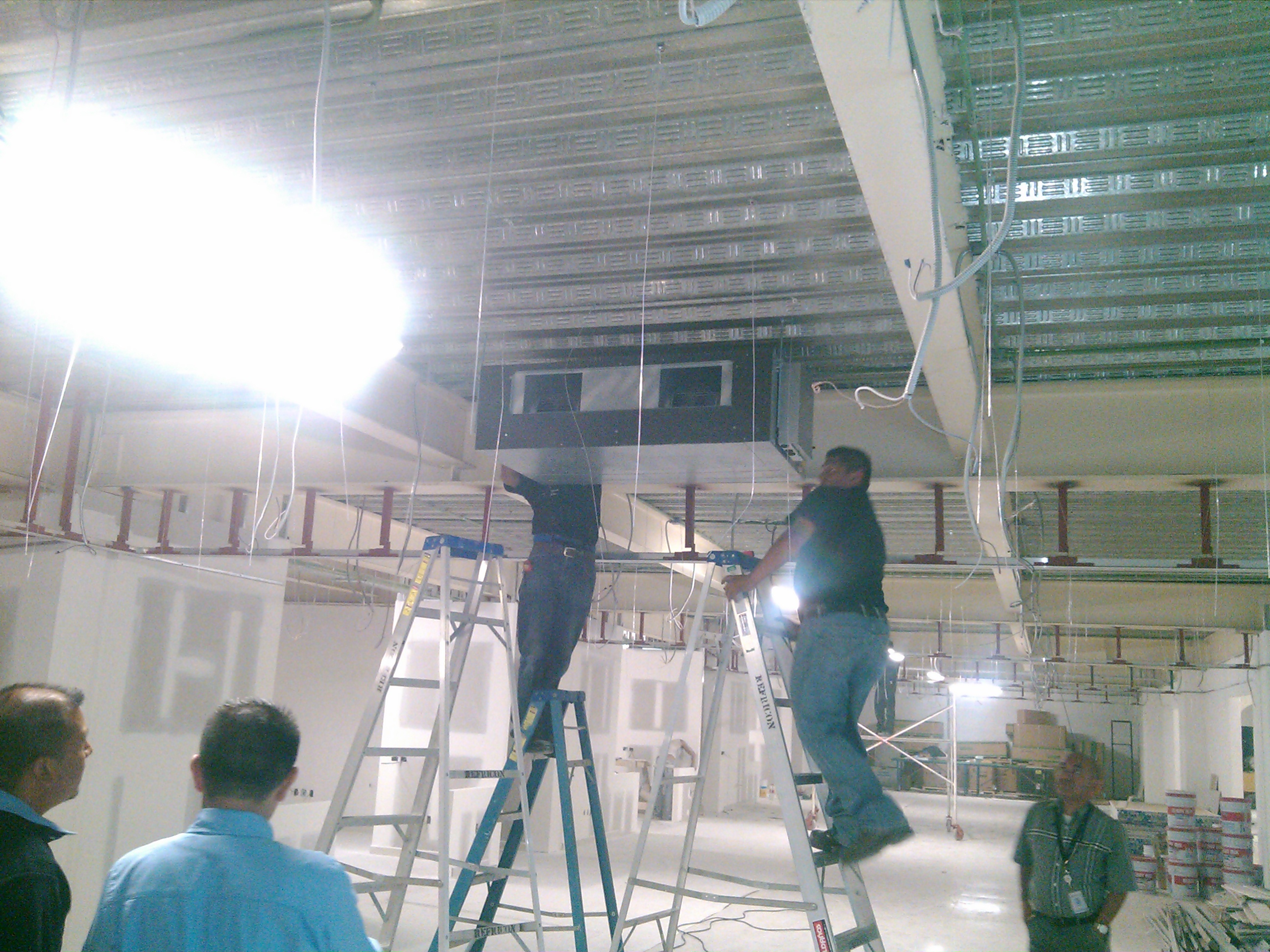 Instalando equipo de aire acondicionado