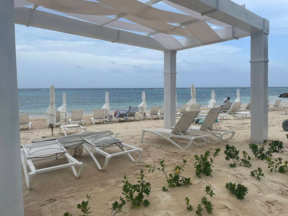 Beautiful beach cabana looking out to the ocean.
