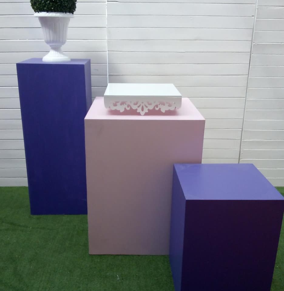 Kit 3 Cubos
Principal 80CM Altura
Mediana 1,02 M Altura
Pequeña 58cm Altura
Alquiler $ 150.000