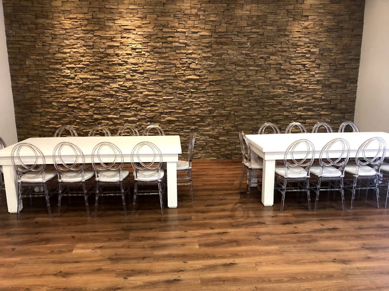 Mesa Rectangular de Madera Blanca
Medidas: 2.20m x 1m
$90.000
( Sin sillas )