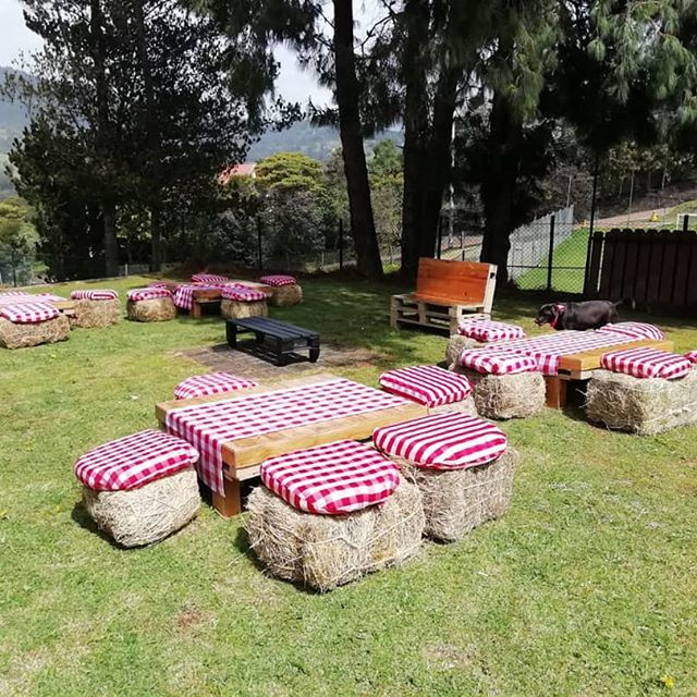 4 Puff de Heno + 1 Mesa Picnic baja
(1m x 1.17cm)
Alquiler
Combo Alquiler
( Incluye Camino de Mesa y Cojines)
$ 92.000