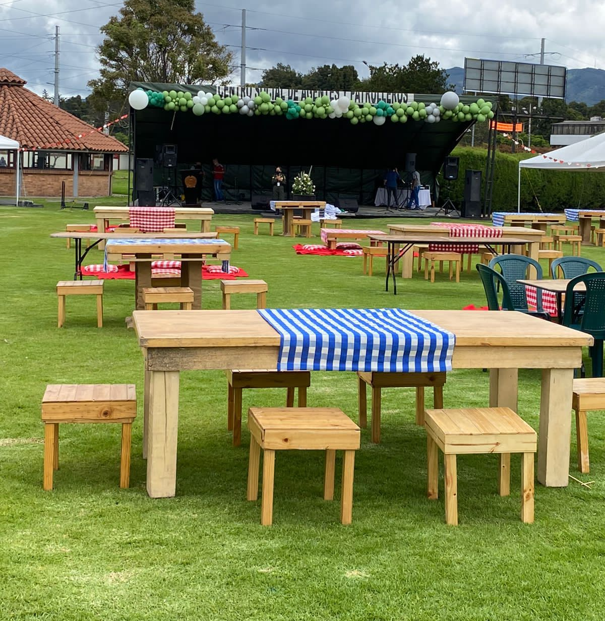 Mesa Rectangular Natural
2,20m X 1m 90.000
6 Bancas
Precio Combo 150.000