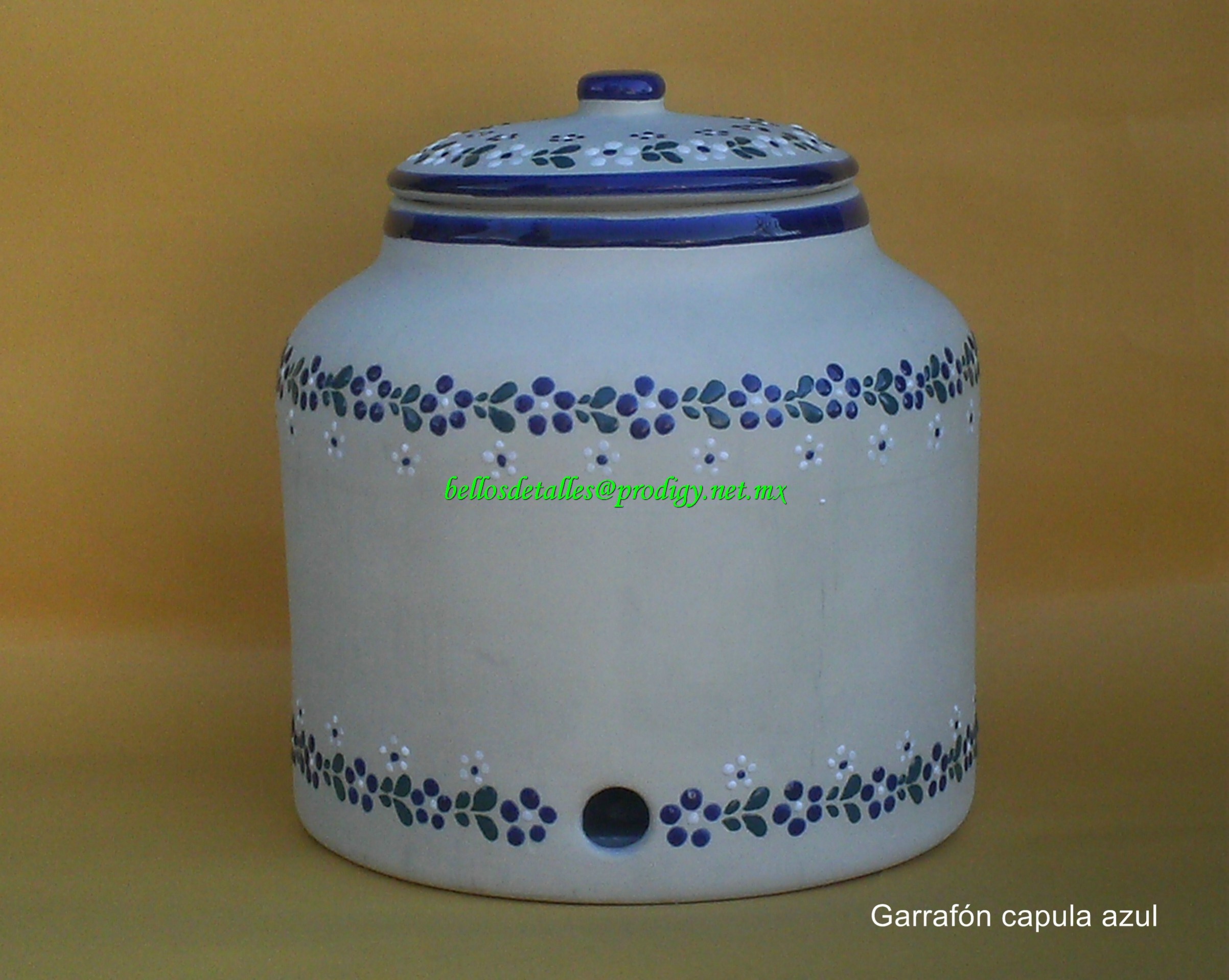 https://0201.nccdn.net/4_2/000/000/038/2d3/Garraf--n-capula-azul-2405x1918.jpg