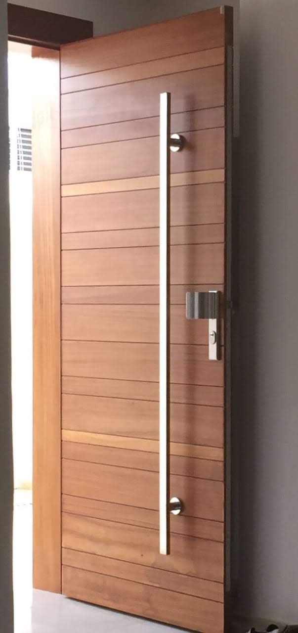 Porta 703 - Porta de madeira maciça, frisada, sistema de abertura por dobradiças e envernizada.