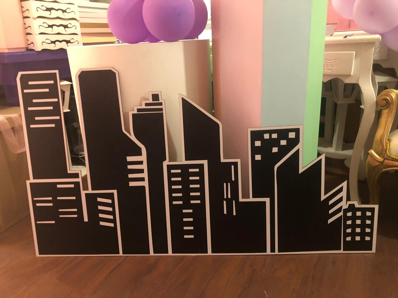 Silueta edificio en negro 
Medidas: 73cm de Altura x 1,33cm de Largo 
$50.000