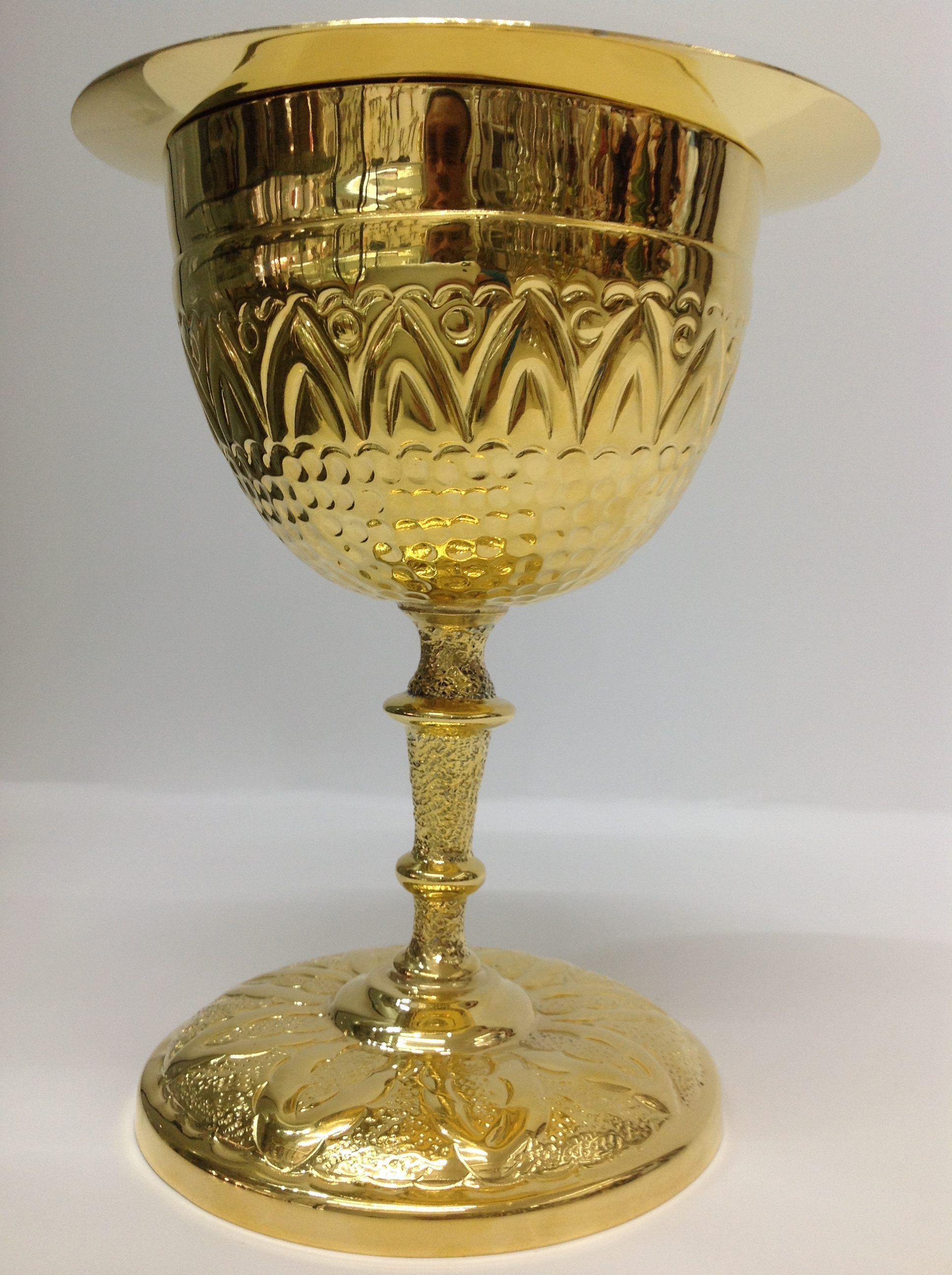 CALIZ EN CHAPA DE ORO DISEÑO CINCELADO 

preguntar por existencias.