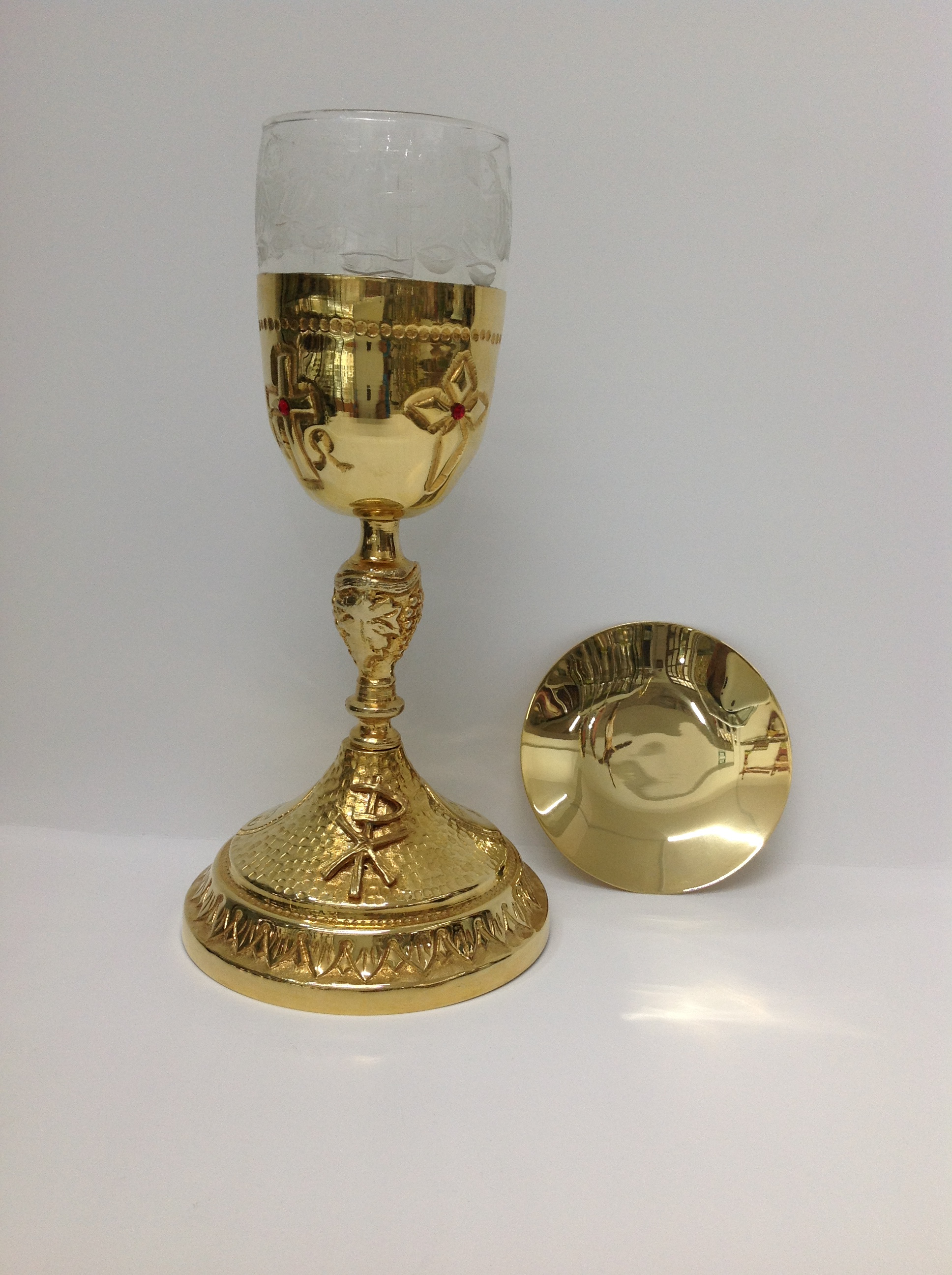 CALIZ EN CHAPA DE ORO CON DISEÑO DE INICIALES Y COMBINADO DE VIDRIO ITALIANO

preguntar por existencias.