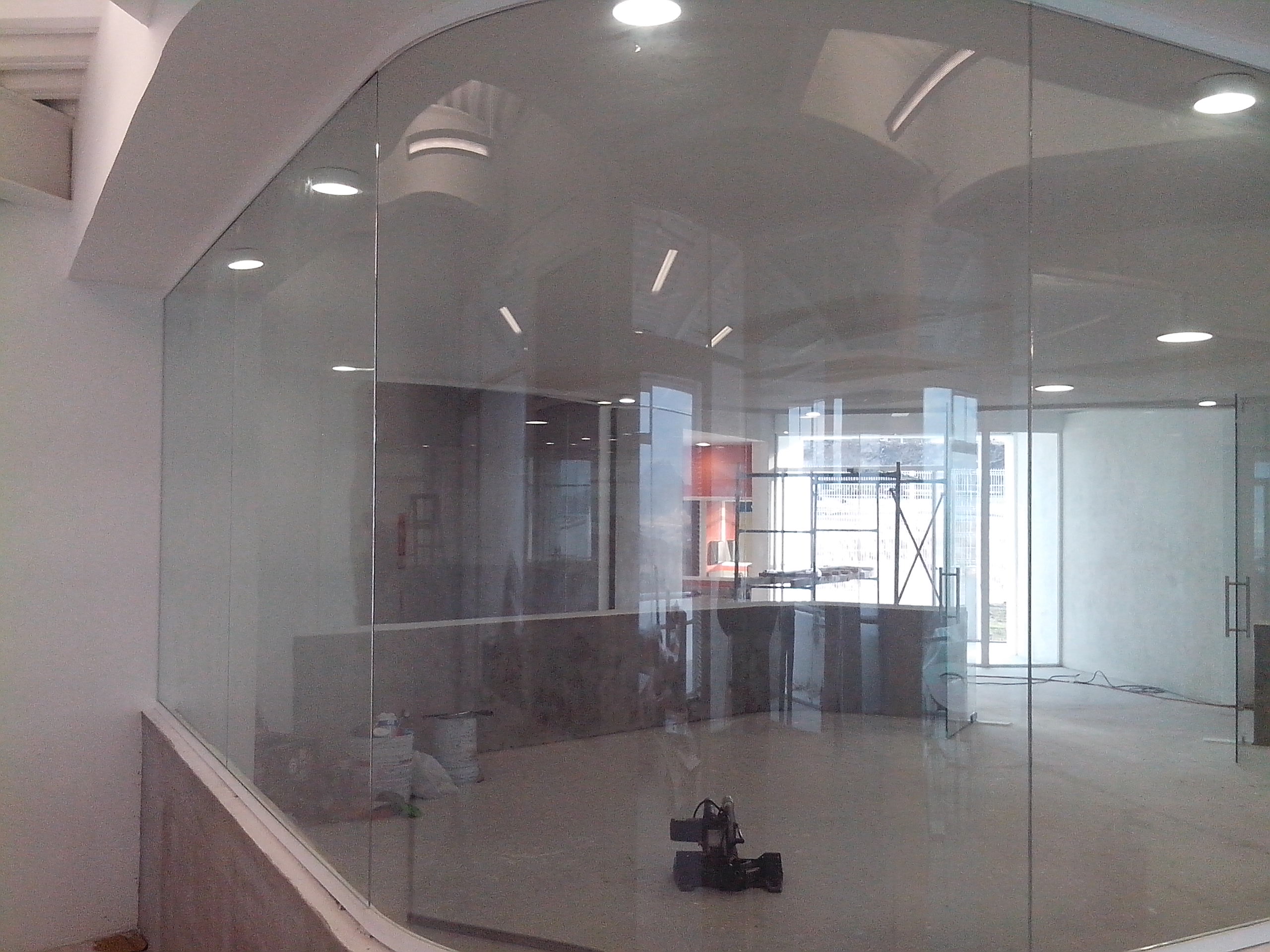 Cancelería con cristal curvo en Guardería Altus.