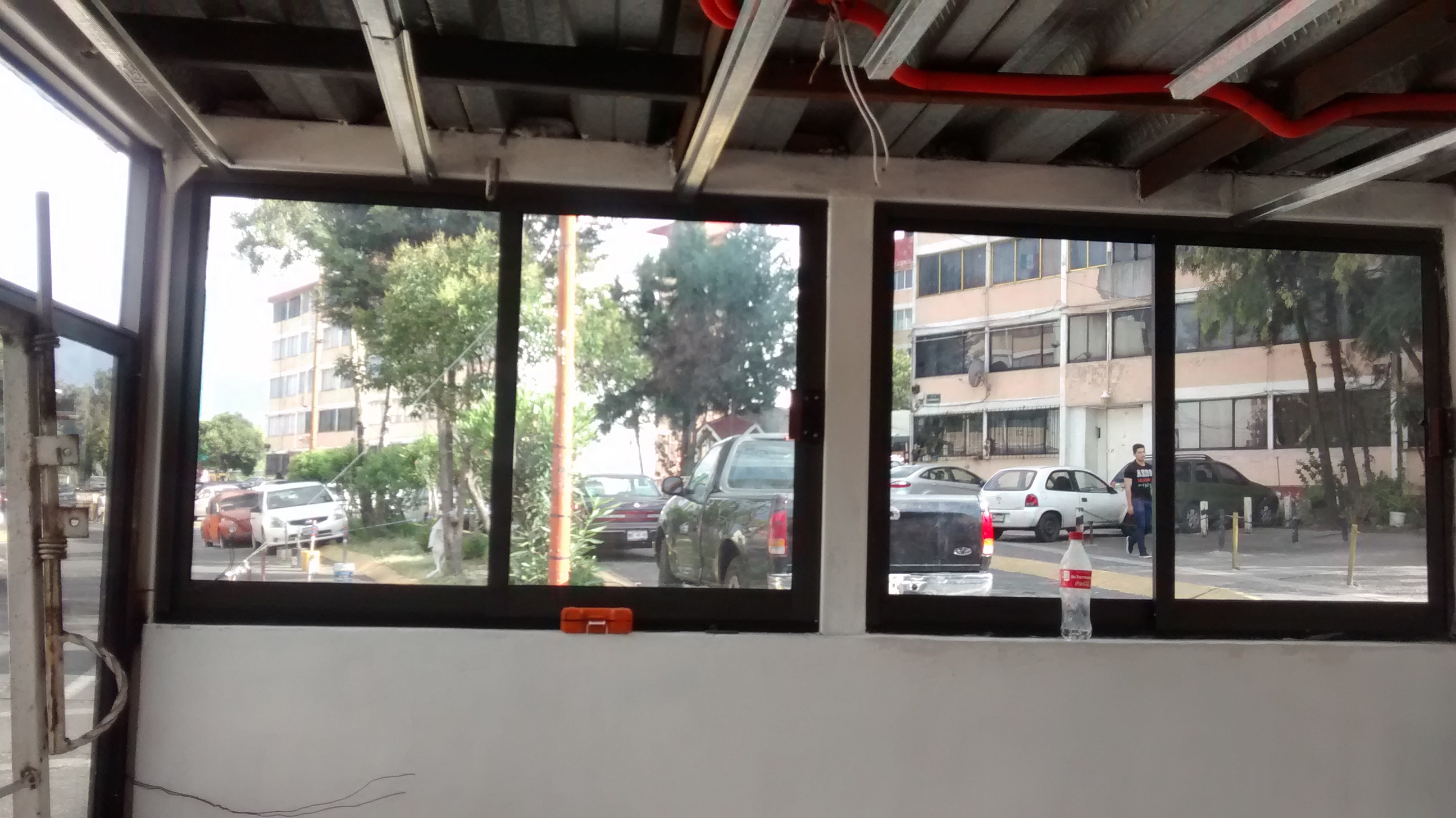 Ventanas de aluminio de 3" lisas negras con vidrio filtrasol de 6mm.