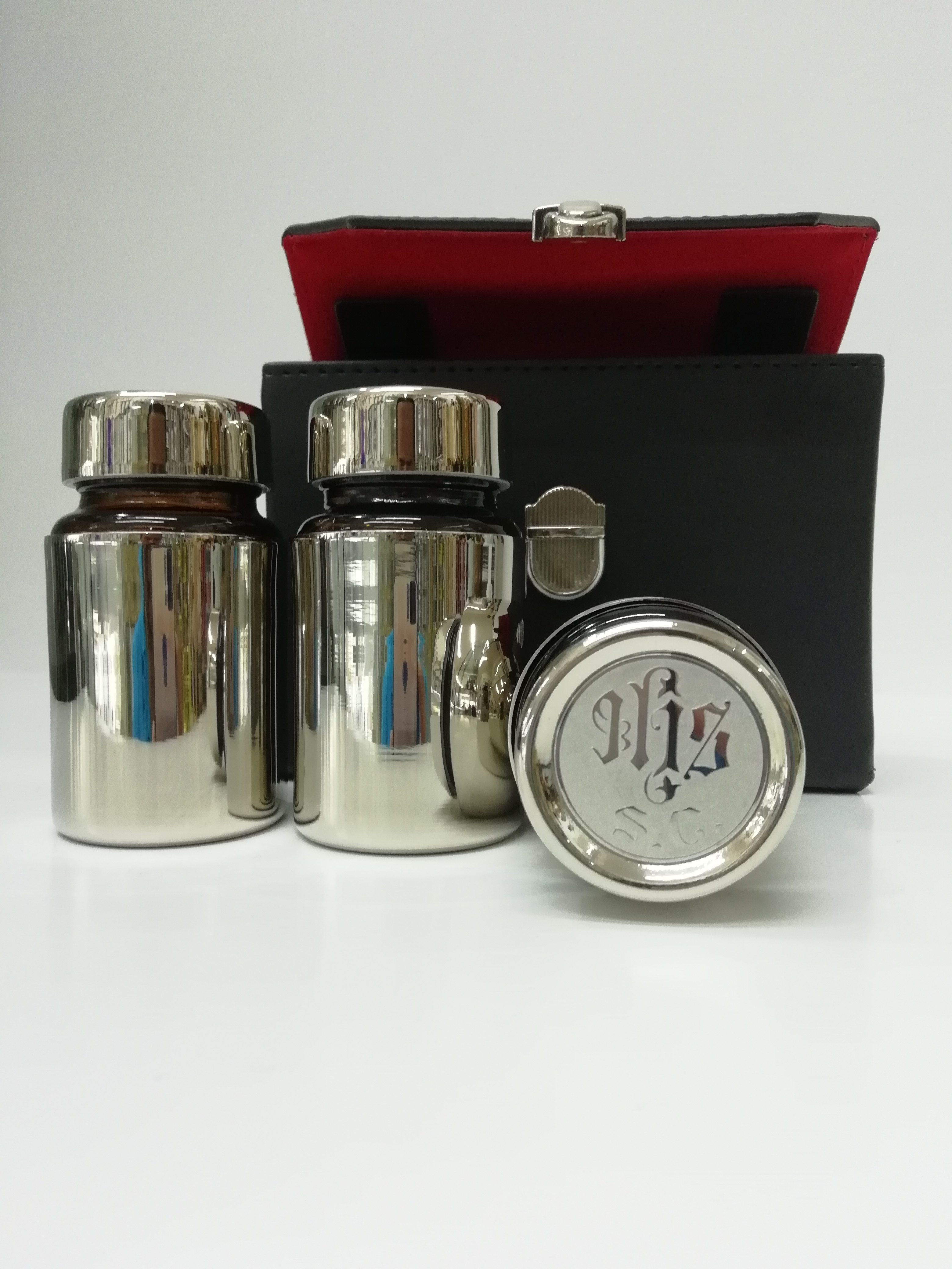 JUEGO DE CRISMERAS NIQUELADAS CON ESTUCHE EN TAMAÑO GRANDE

preguntar por existencias.