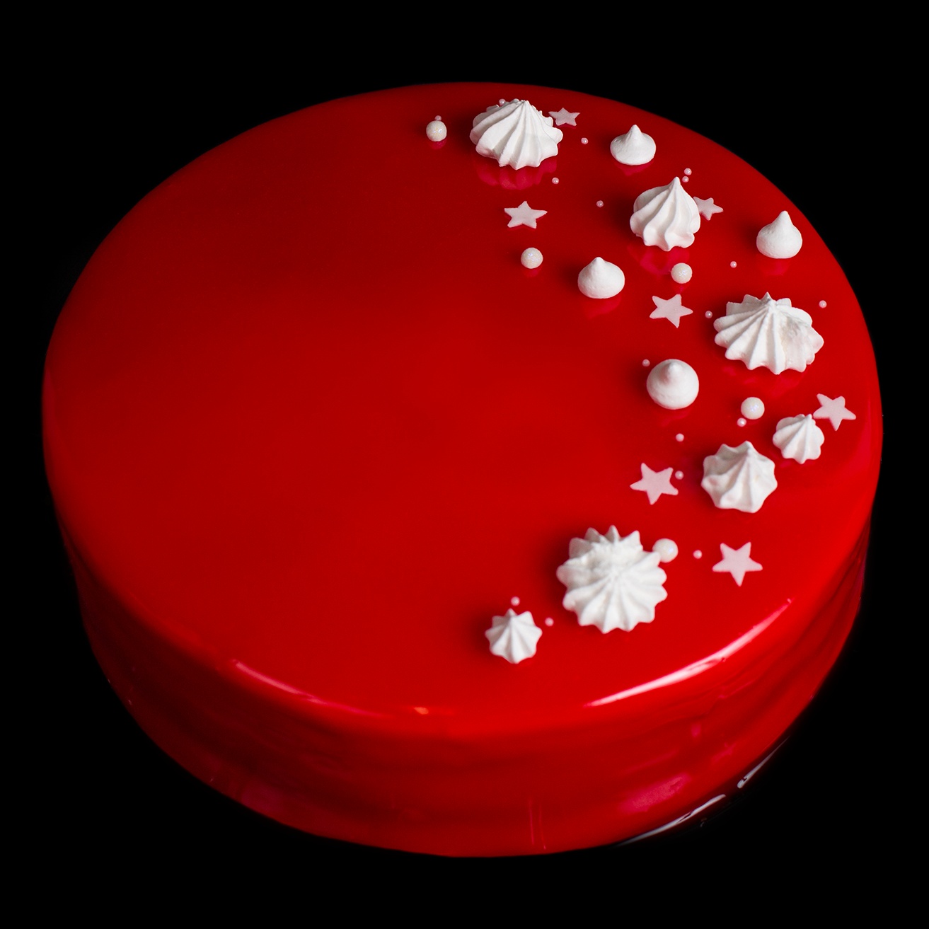 Ruso
Pan de vainilla relleno con cerezas, nueces de castillas, lechera y mousse de chocolate blanco con cítricos