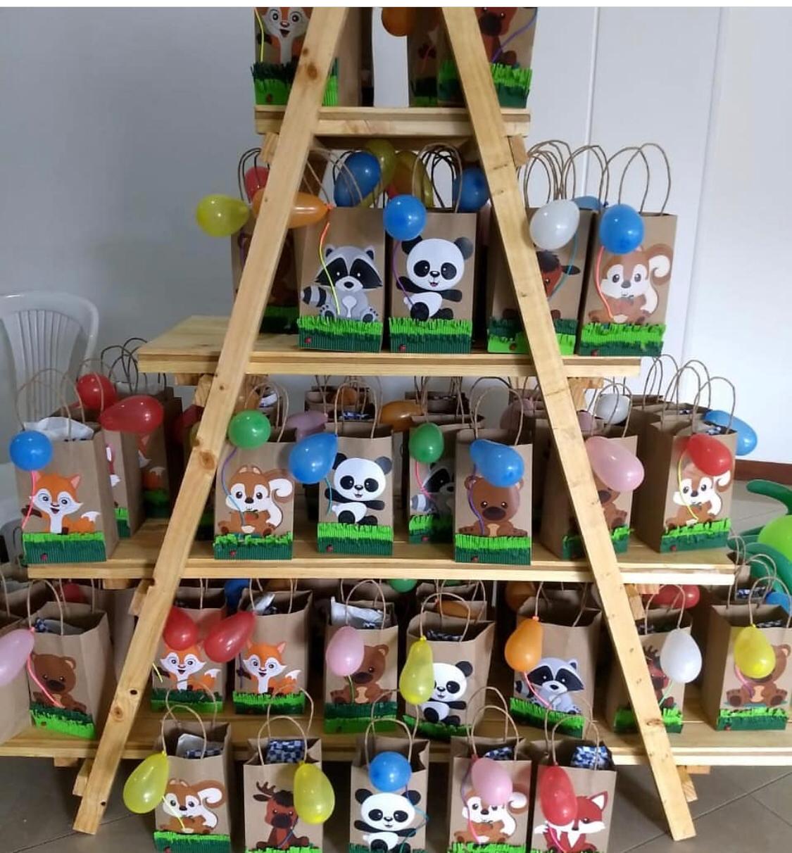 Escalera natural Tijera 
Medidas 153cm Altura 
40cm Profundidad 
Alquiler $60.000