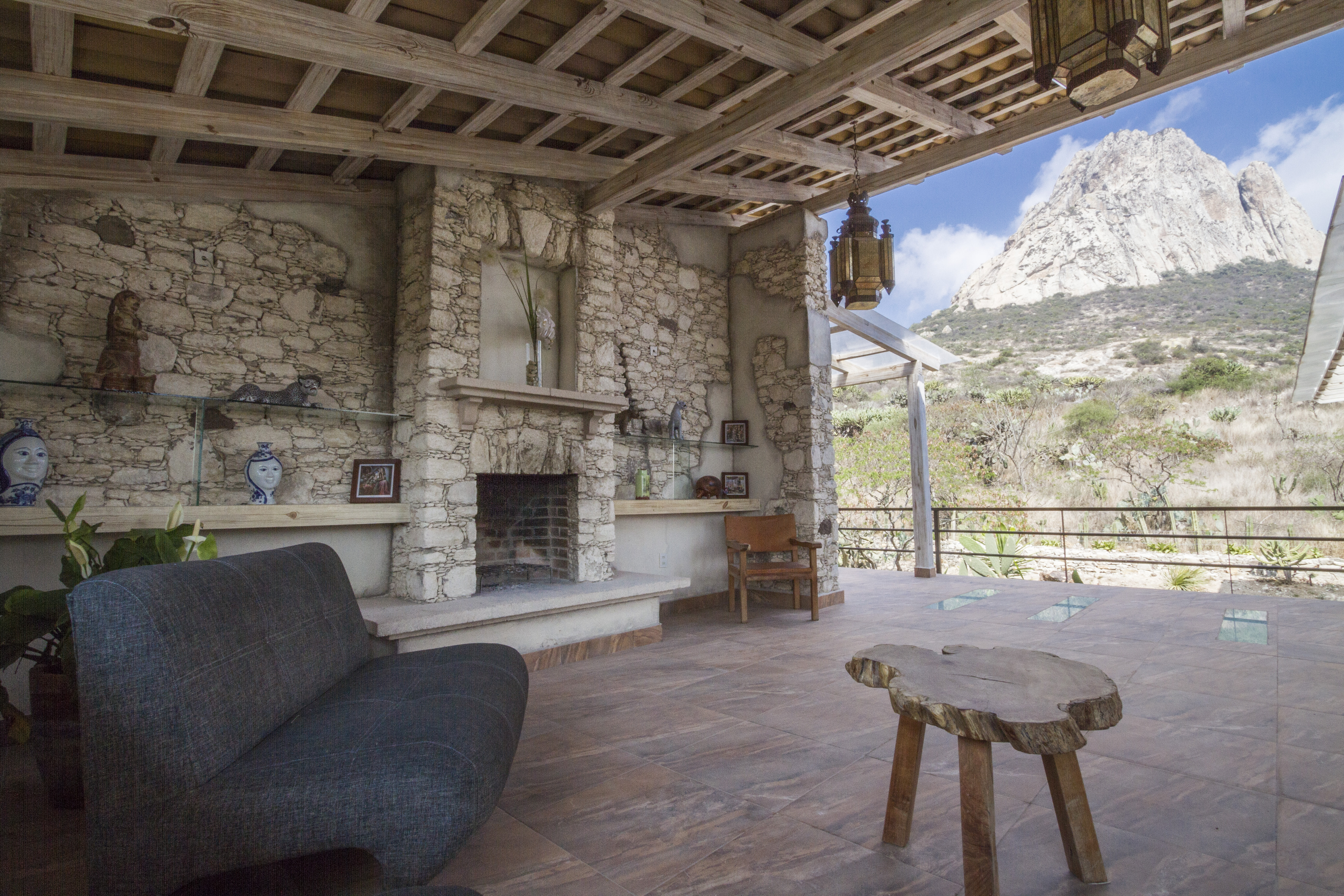 TERRAZA CON CHIMENEA Y VISTA A LA PEÑA