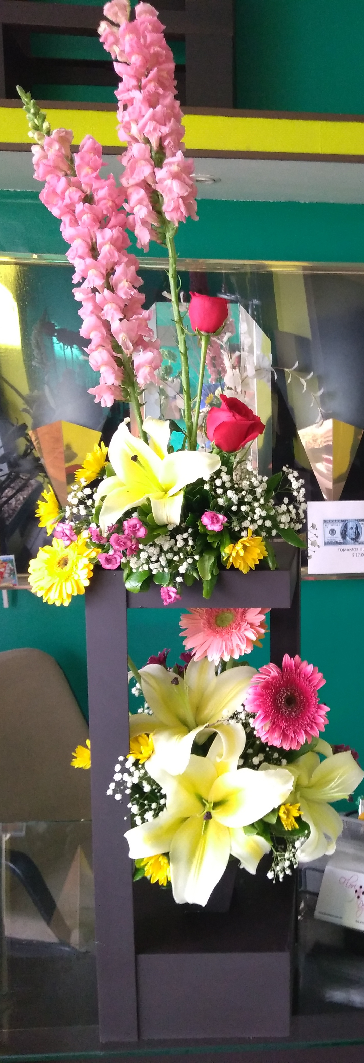 Arreglo A39 con lilies,gerberas.rosa,periito.
$850
