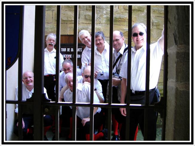 We impressed the spectators so much....we ended up behind bars !
