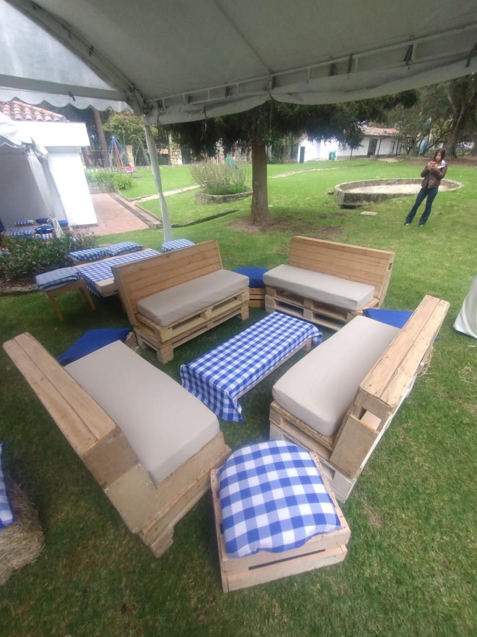 Sillón Picnic Alquiler
$50.000
1.17cm Ancho
63cm Profundidad
88Acm Alto
Cojín Rectangular
$20.000
Cojín cuadrado
$5.00