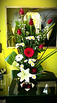 Arreglo A1 de 6 rosas rojas con gerbera y lilies pueden variar color.
$ 650