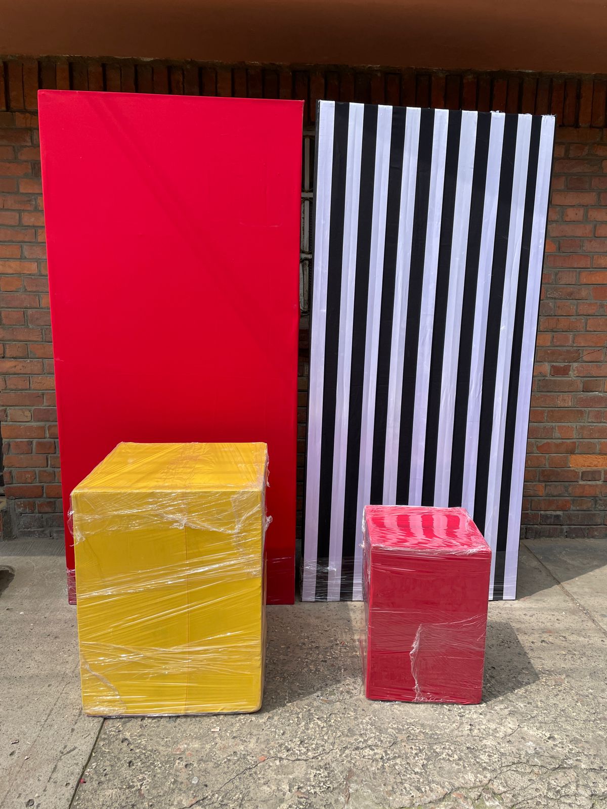 Altura 2.20m x 1.04m
Rojo $ 60.000
Blanco a Rayas Negras $ 80.000
Precio unitario por modulo
Imagen referencial de 3 módulos