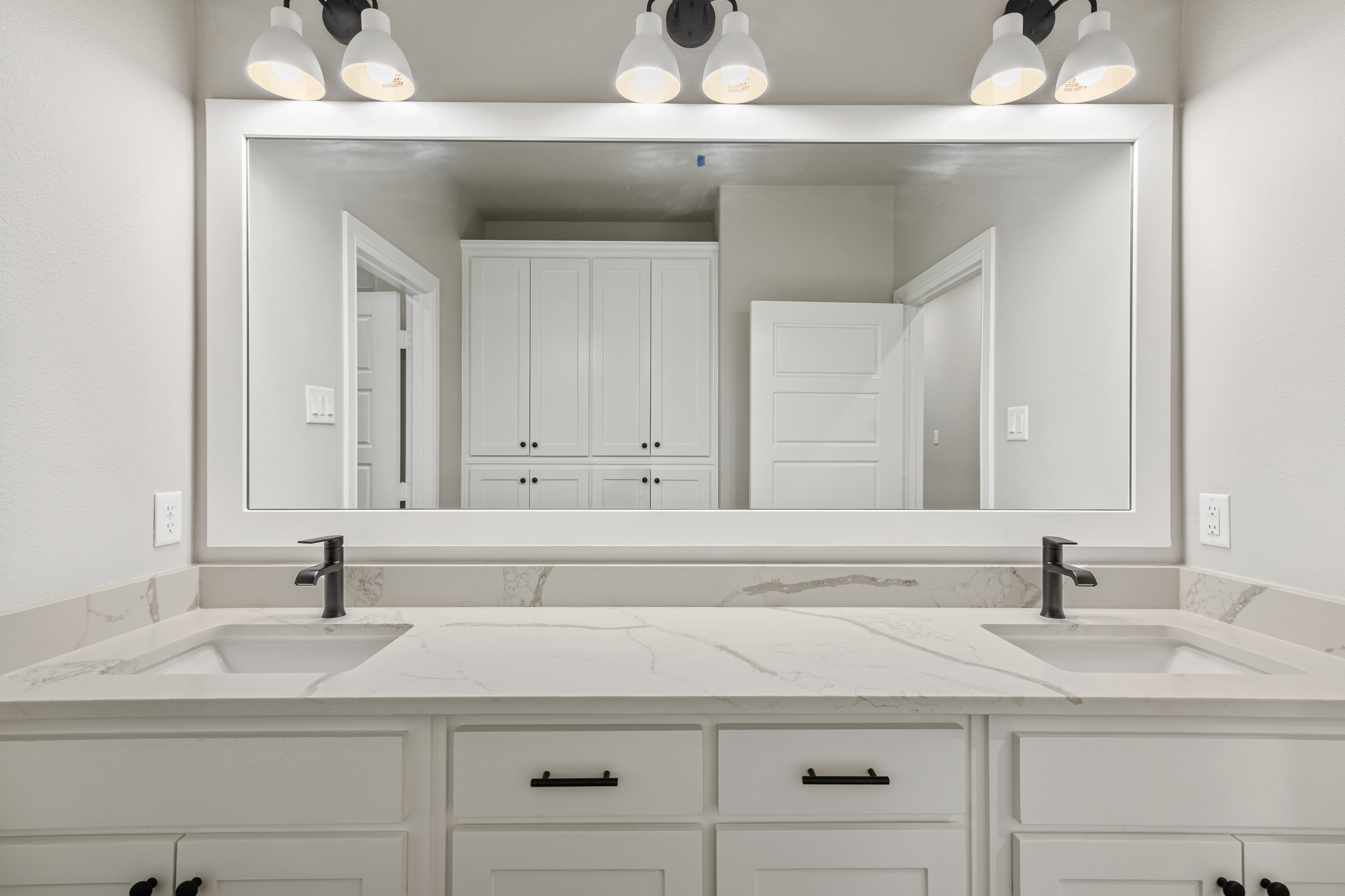 https://0201.nccdn.net/4_2/000/000/038/2d3/bathroom-2.jpg