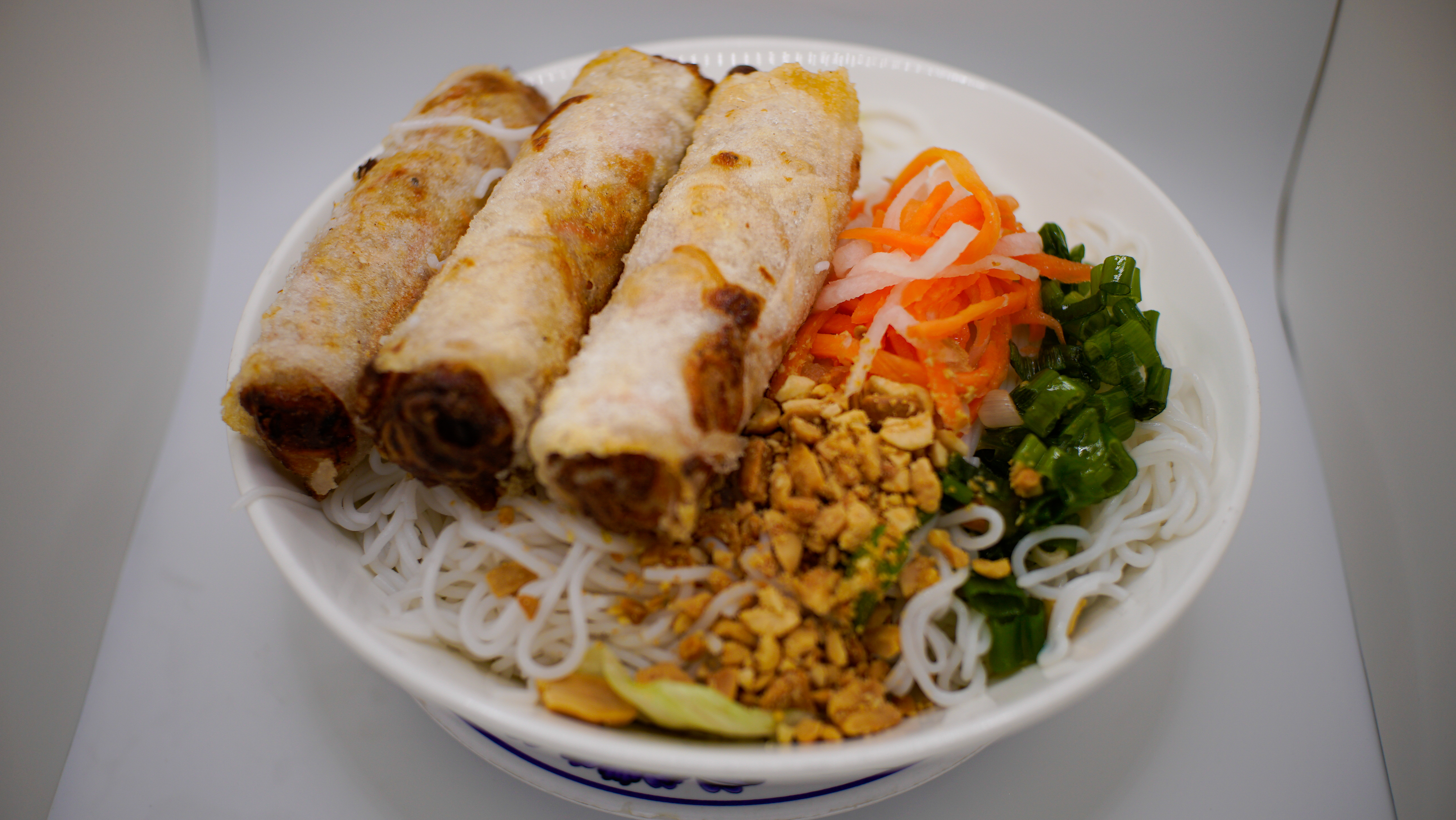 8V. BUN CHA GIO CHAY (G)
Vermicelli Noodle Bowl 
W/ Vegetable Fried Egg Rolls
Topped W/ Crushed Peanuts, 
Pickled Carrots/Radish and
Oiled Green Onions