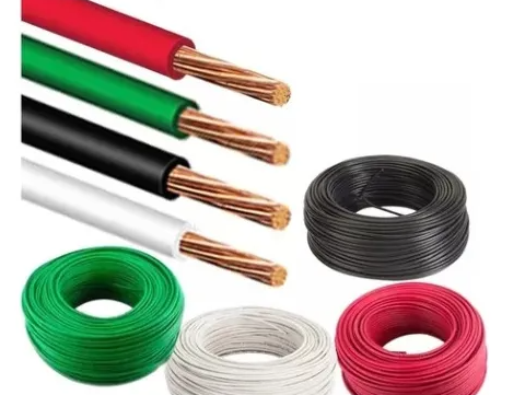 Furgoneta blanca en un almacén industrial con maquinaria y tuberías visibles.