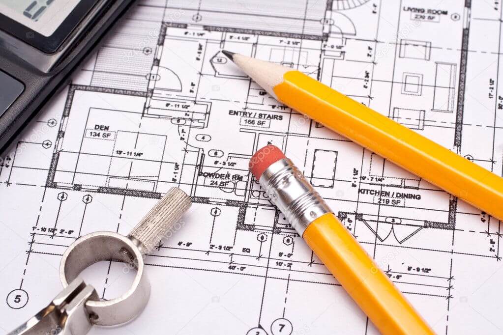 Plano arquitectónico con lápiz amarillo y borrador sobre la mesa