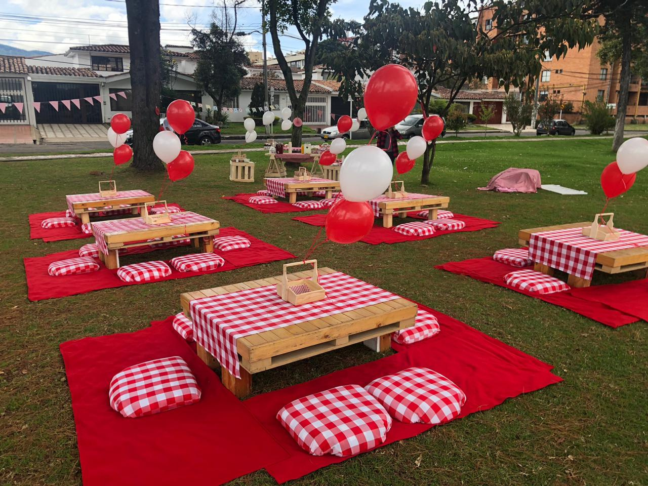 1Mesa Picnic Baja + 6 cojines + tapete+
Camino de Mesa
1m x 1.17cm
Alquiler $ 80.000
Precio Unitario