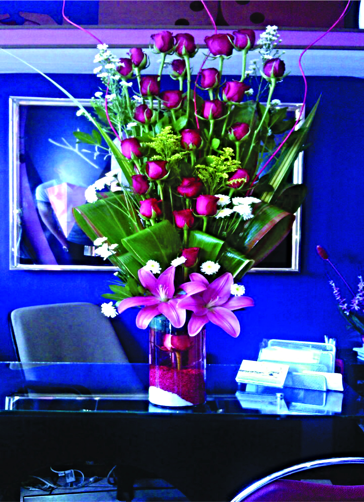 Arreglo A19 de 24 rosas rojas con dos lilies pueden variar el color.
$ 1100