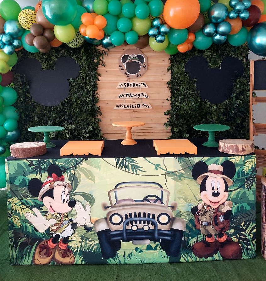 Mesa rectangular Safary
MICKEY Y MINNIE
$200.000
1.85m largo
62cm Profundidad
83cm Alto
Precio Alquiler