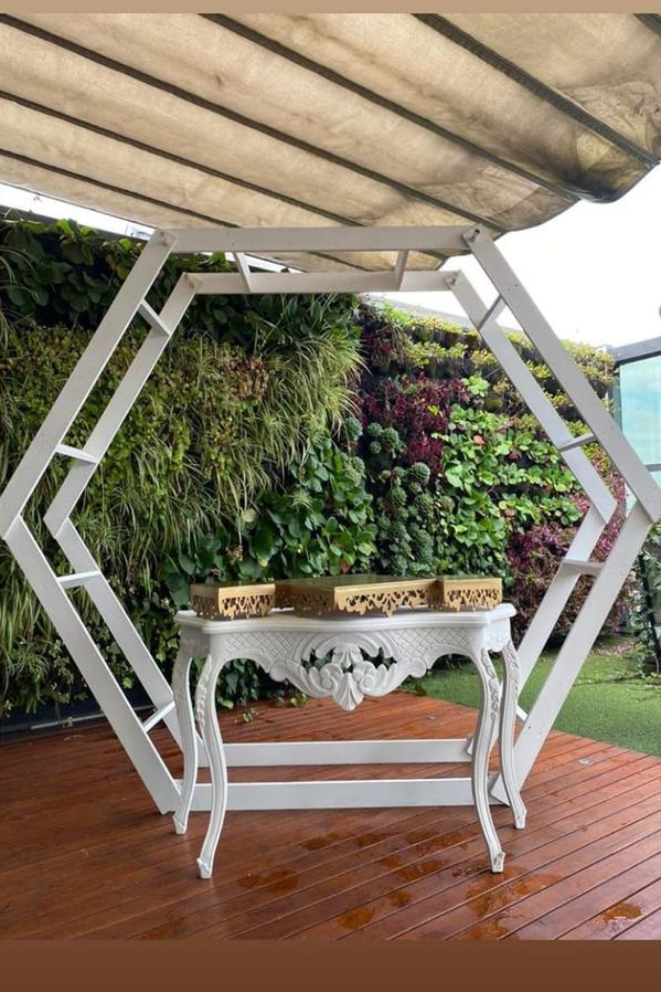 Estructura Hexagonal
Manejamos en
(Color Blanco y Color Madera)
$120.000 Alquiler
2.47cm Ancho
2.20m Alto
50cm Profunidad