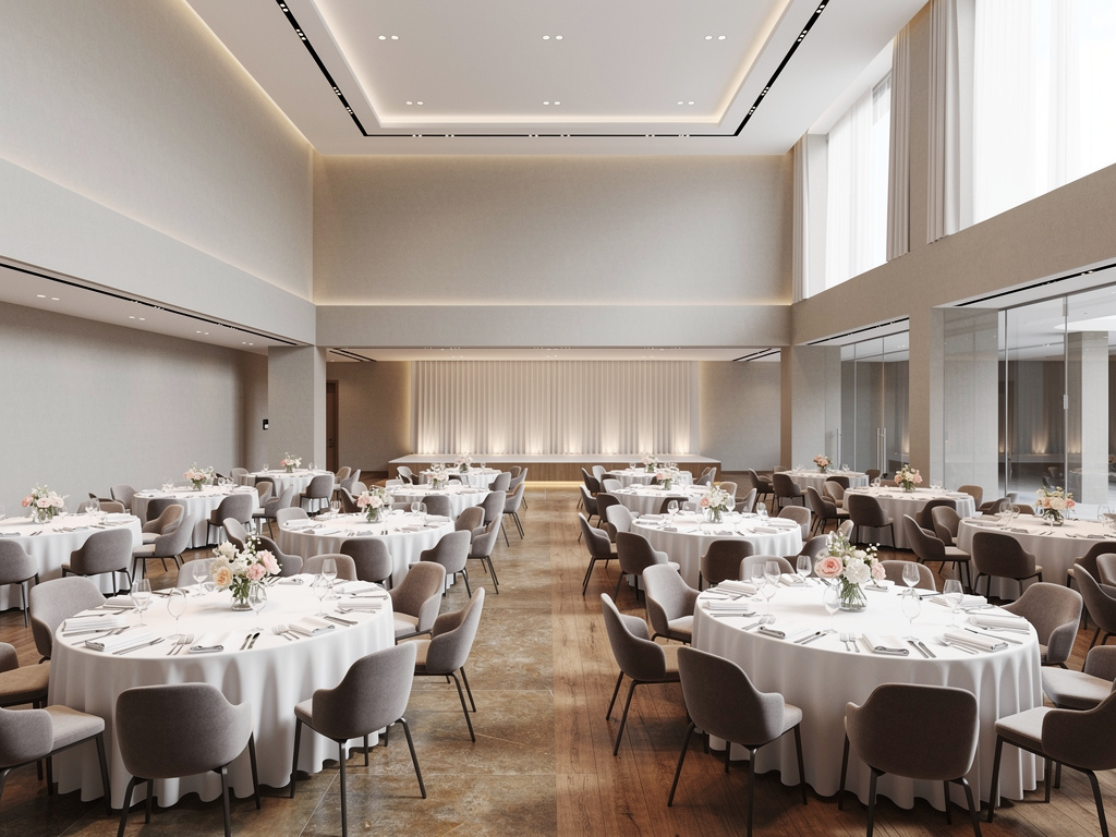 Salón de banquetes moderno con mesas redondas decoradas, sillas elegantes y arreglos florales para bodas y eventos