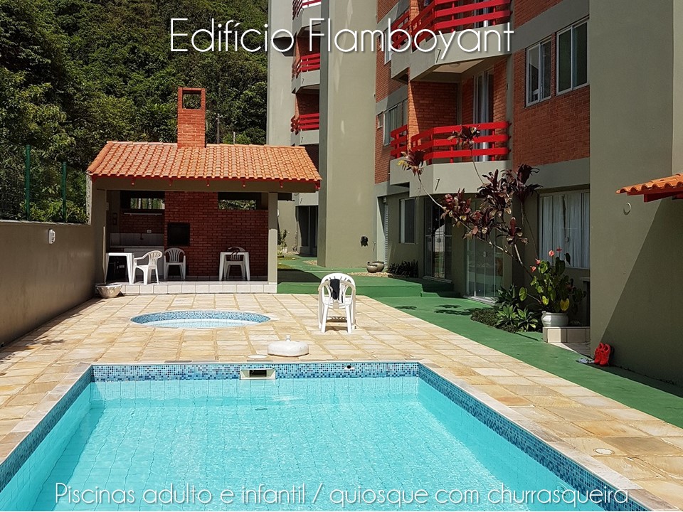 Vista da piscina e quiosques com churrasqueira